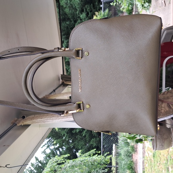 Michael Kors Olive Green Leather Shoulder/ Crossbody Bag Excellent Used Cond. - Picture 8 of 15